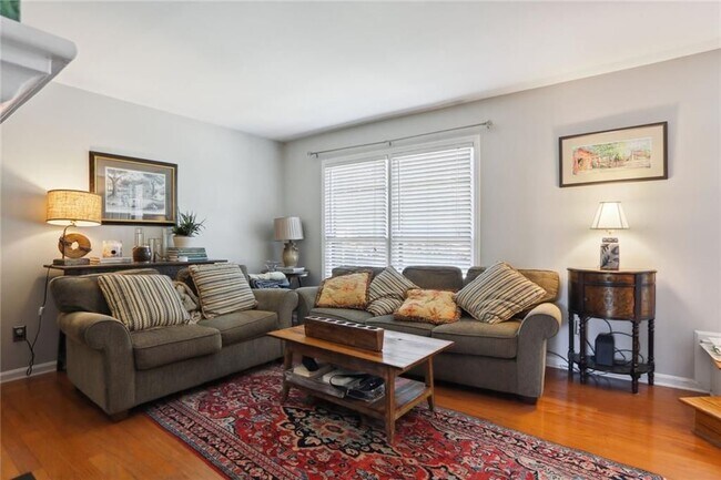 Photo - 73 La Rue Pl NW