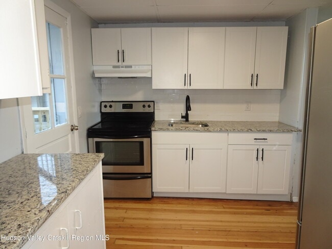 921-923-923 Columbia St