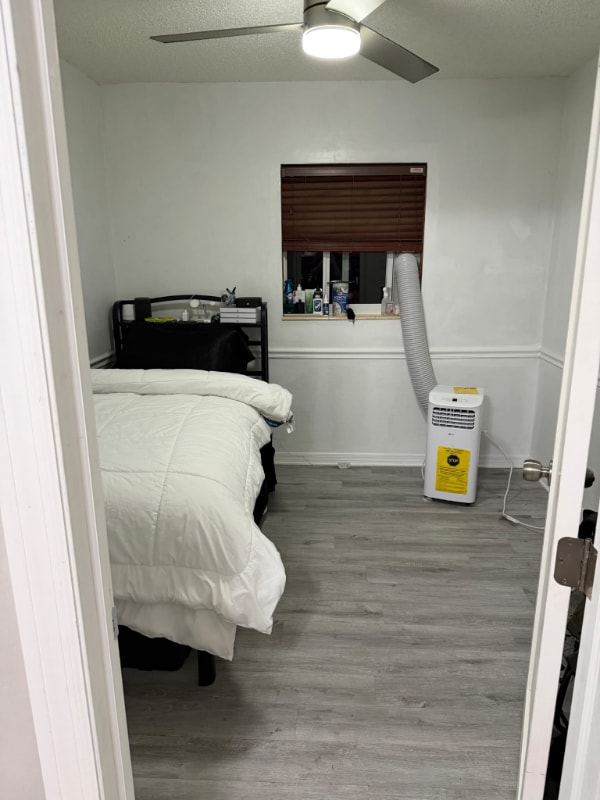 Photo - 5140 NE 3rd Ave