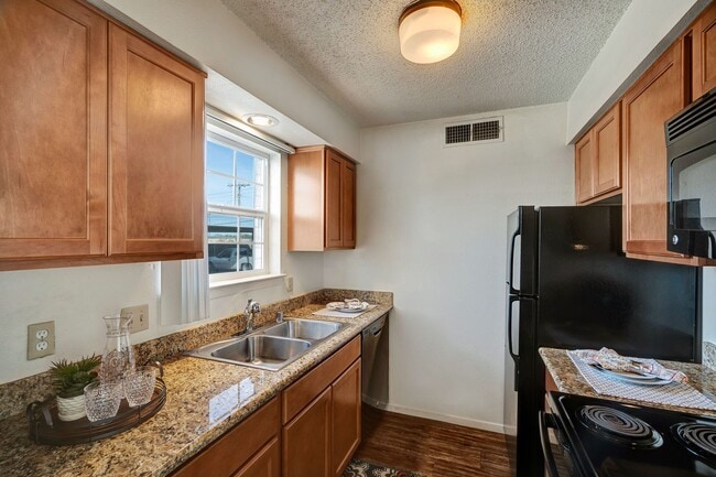 Building Photo - Golden Crest Rental