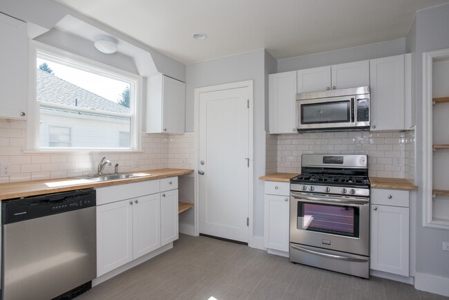 New Cooks Kitchen! Gas Range! - 2628 Northeast Ainsworth Street Unit A