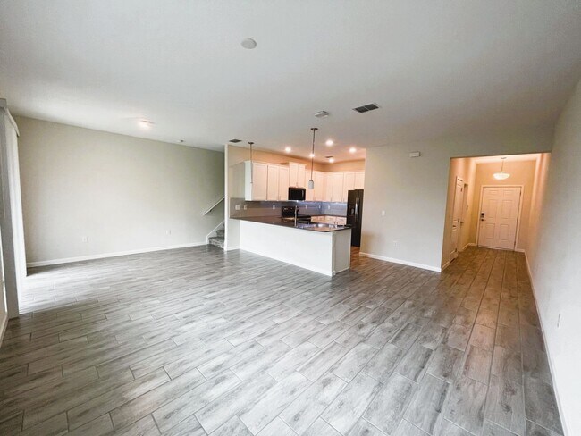 Photo - Large 3 Bedroom 2.5 Bedroom Townhome Located the gated Econ Trails