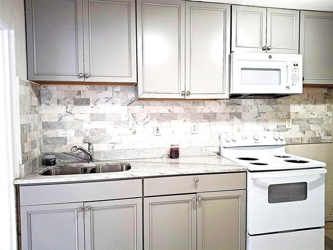 Photo - 3947 Mohr Ave N