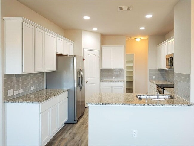 Photo - 636 Donegal Ln