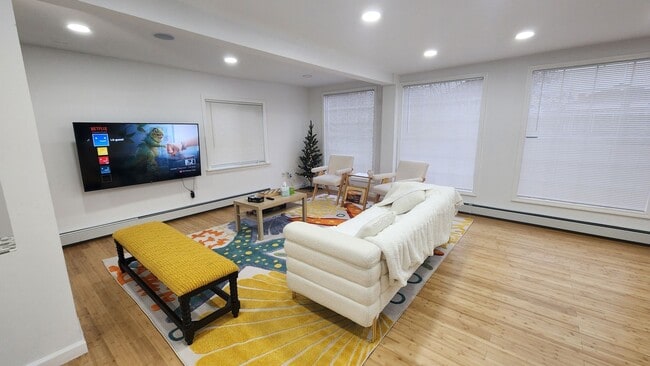 Photo - 150 E Walnut St