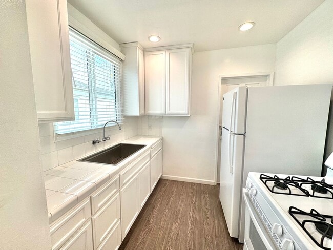 Photo - An apartment with character! Hardwood floors, built-ins - TOP FLOOR - 1 Bed / 1 Bath! Unit 4422