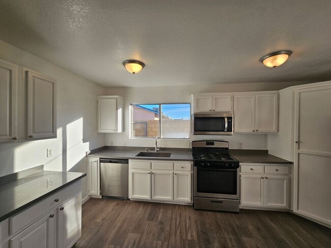 Photo - Beautiful 3 bedroom / 2 bathroom House with LARGE backyard