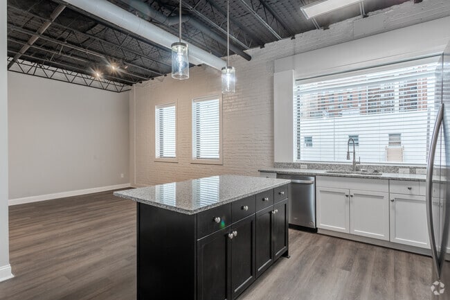 1BR, 1BA - 887 SF