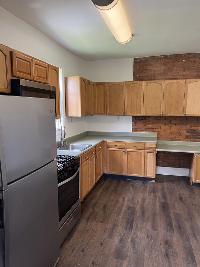 Building Photo - 32 W 4th St Unit 1