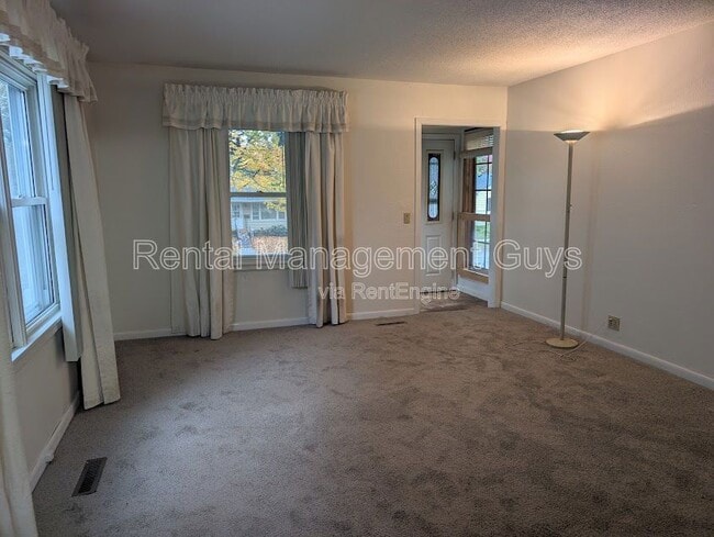 Photo - 5027 6th St NE