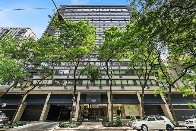 Building Photo - 33 E Cedar St Unit 8H