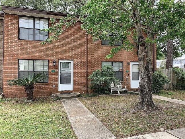 Building Photo - 208 Oak St SE