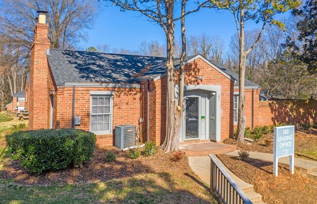 Photo - Discover Upscale Living at Scarlet Pointe – Newly Renovated Apartments in Charlotte’s Vibrant Hub! Unidad 176-D  Park Fairfax Dr.