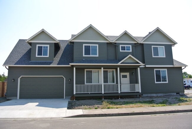 Building Photo - Spread Out and Live Large in this Luxuriou...