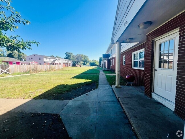 Building Photo - 215 Miriam Dr Unit B Rental