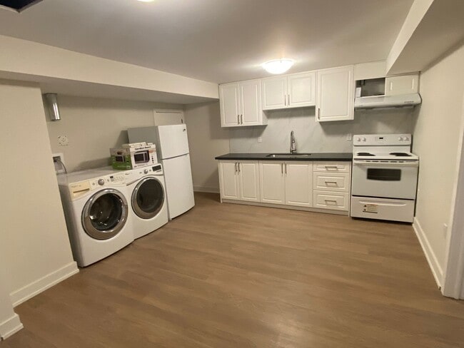 Building Photo - 3 Sandrift Square