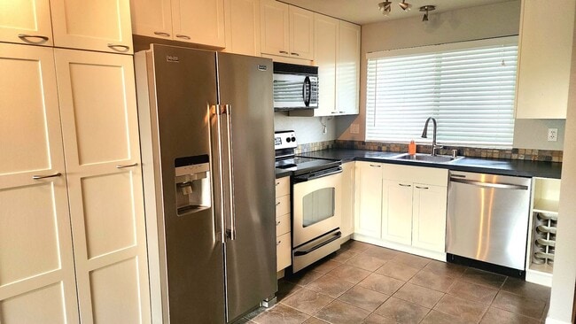 Photo - Lovely Oak Harbor Living and Pet Friendly!!