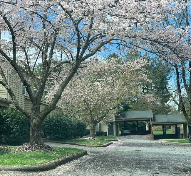 Hickory East Exterior - Apartments on 20th