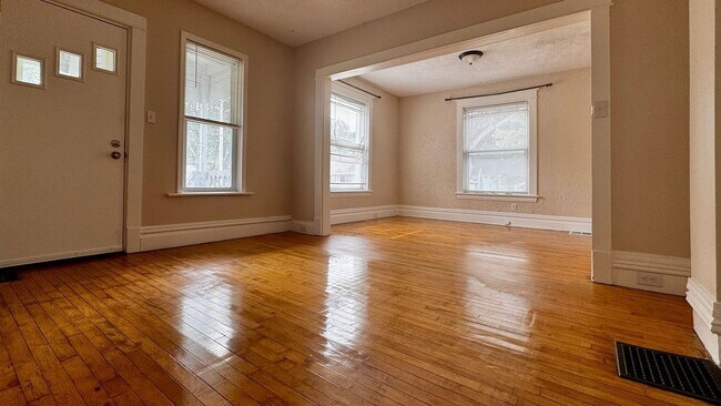 Photo - 2550 Crozier Ave