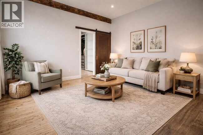 Photo - 1558 Ontario St