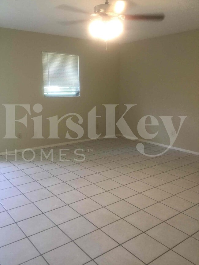 Photo - 687 SW Heather St