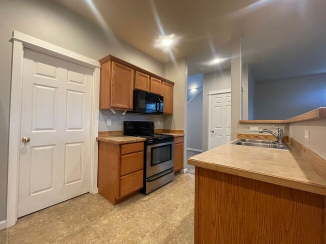 Photo - BEAUTIFUL 3 BEDROOM AND 2.5 BATHROOM TOWNHOUSE IN SOUTHWEST REDMOND! Unit 2614