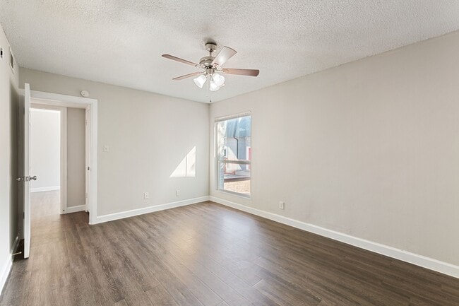 Photo - 5005 Manor Rd