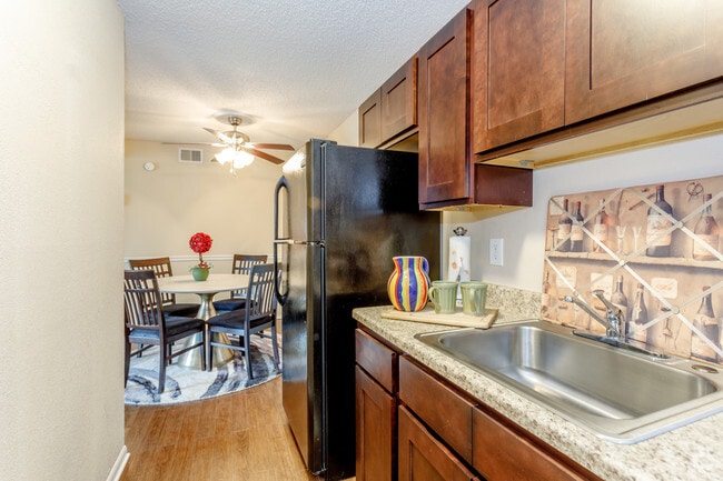 2BR, 1BA - 902 SF
