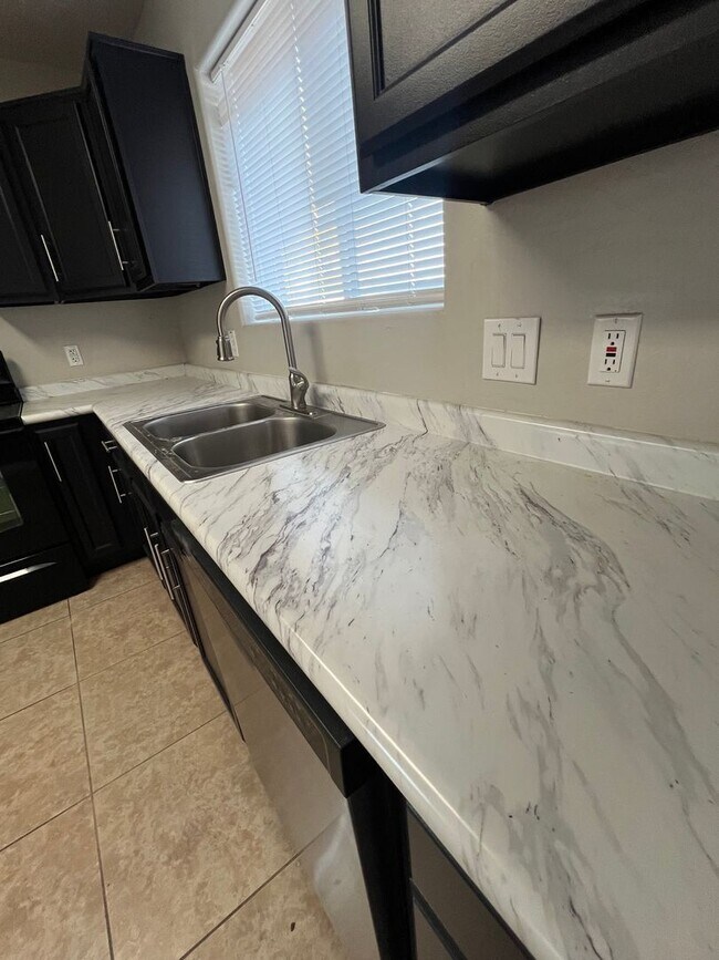 Photo - Two Bedroom / I17 Freeway Access