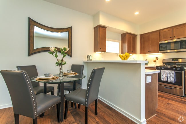 1 BR, 1 BA - 869 SF