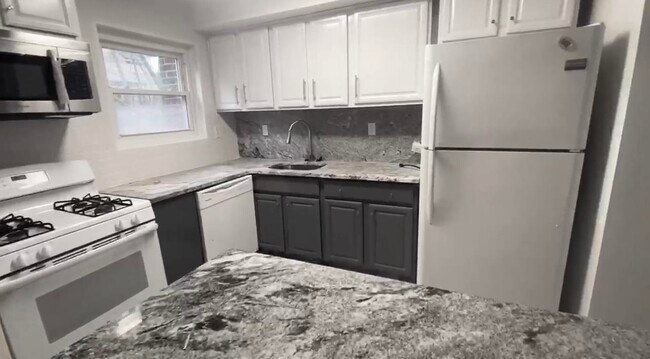 Photo - 12 COLLEGE St