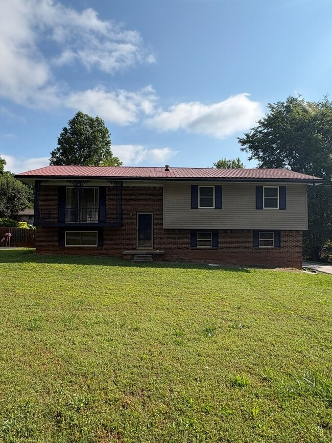 Building Photo - 3 Bedroom 2.5 Bath House