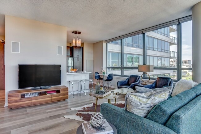 Building Photo - 410 N Milwaukee Ave Unit 2 Rental