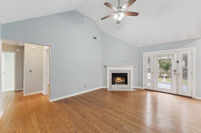 Photo - AVAILABLE OCTOBER [PET FRIENDLY]