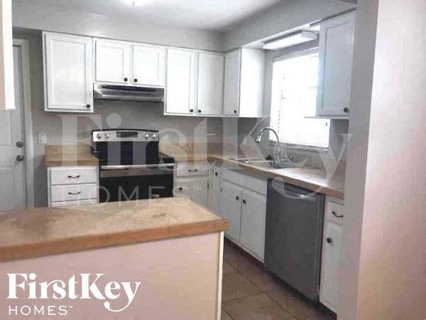 Photo - 14300 Iroquois Ave