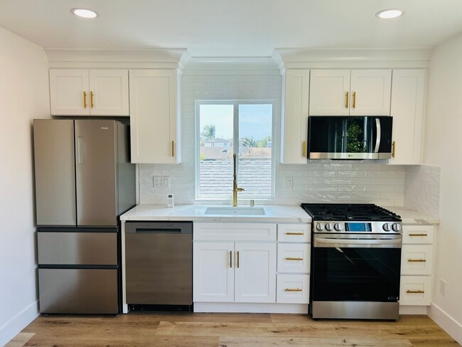 Building Photo - 6281 Balmoral Dr Unit 2