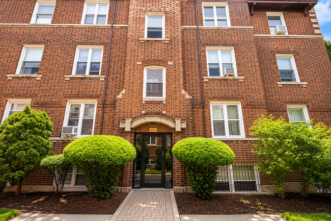 Photo - 652 W Oakdale Ave Unit # 01N