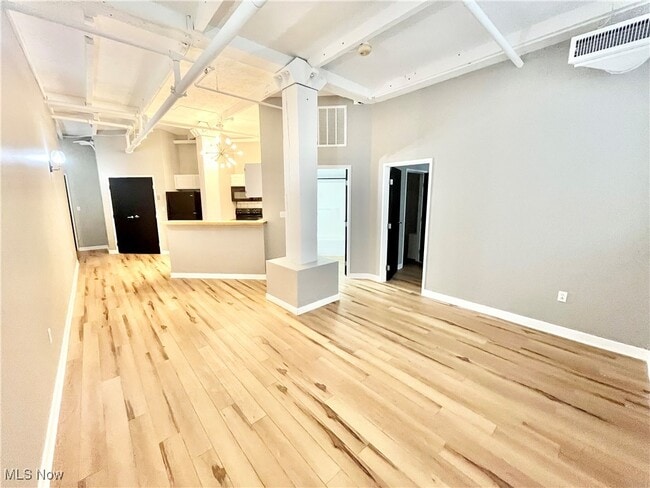 Building Photo - 1133 W 9th St Unit 103
