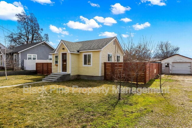 Building Photo - 331 Lone Star Rd