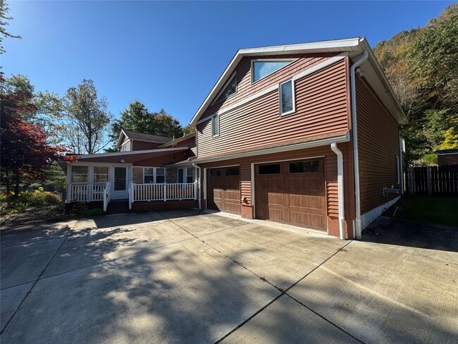 Photo - 453 Grippen Hill Rd
