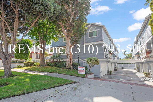 Building Photo - Spacious Townhome with Garage & Laundry in Great Location