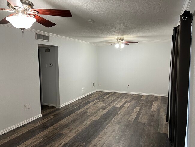 Living room - 4340 Cedar Springs Rd Unidad #107