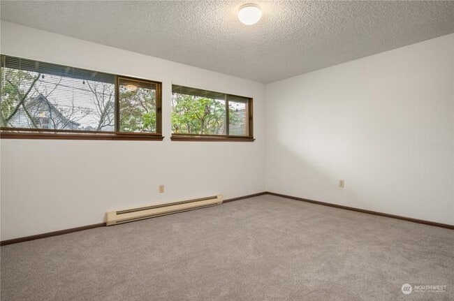 La unidad cuenta con un dormitorio principal grande y un segundo dormitorio más pequeño, perfecto para una oficina. - 3033 21st Ave W Unidad B - Lower
