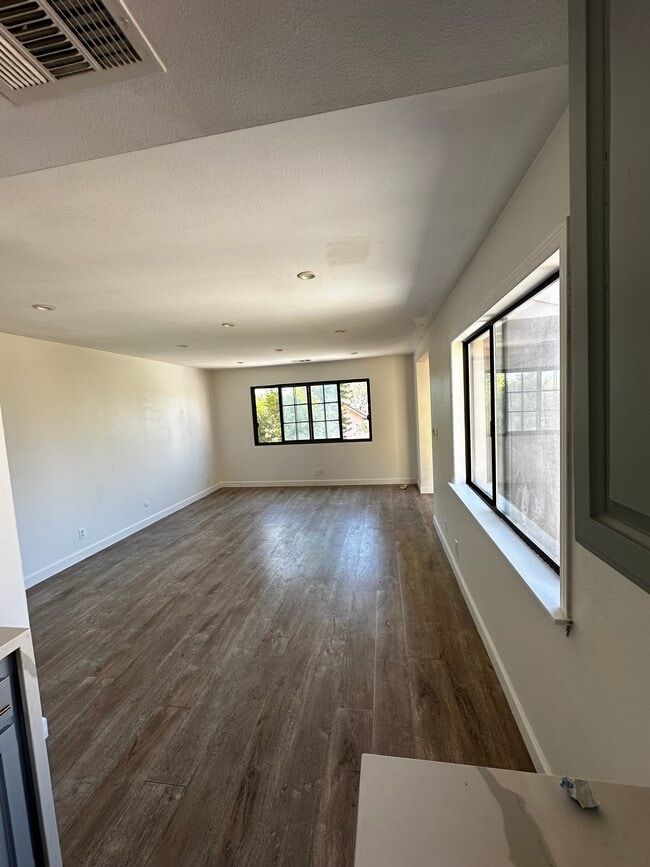 Building Photo - 8532 Vine Valley Dr