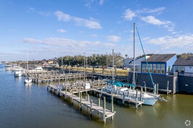 Muelle de barcos de la marina - CP Waterfront