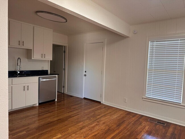 Photo - 1015 Ave K