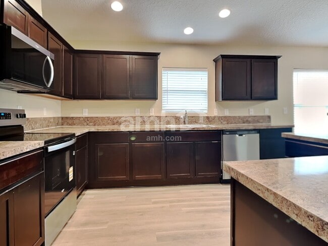 Photo - 563 Worcester Ct