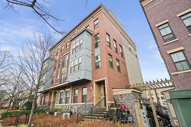 Photo - 820 Fern Pl NW