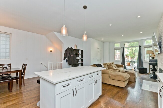 Building Photo - 857 W Wrightwood Ave Unit 1