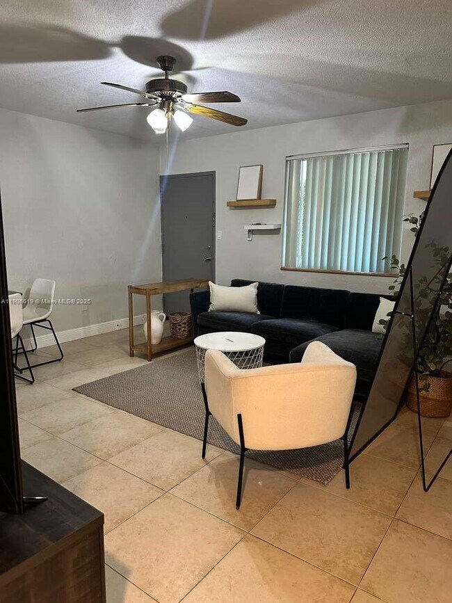 Photo - 585 SW 11th St Unidad 1